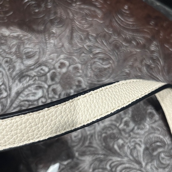 Gino Valentini Chic Cream Shoulder Bag with Chain Strap - Picture 5 of 11